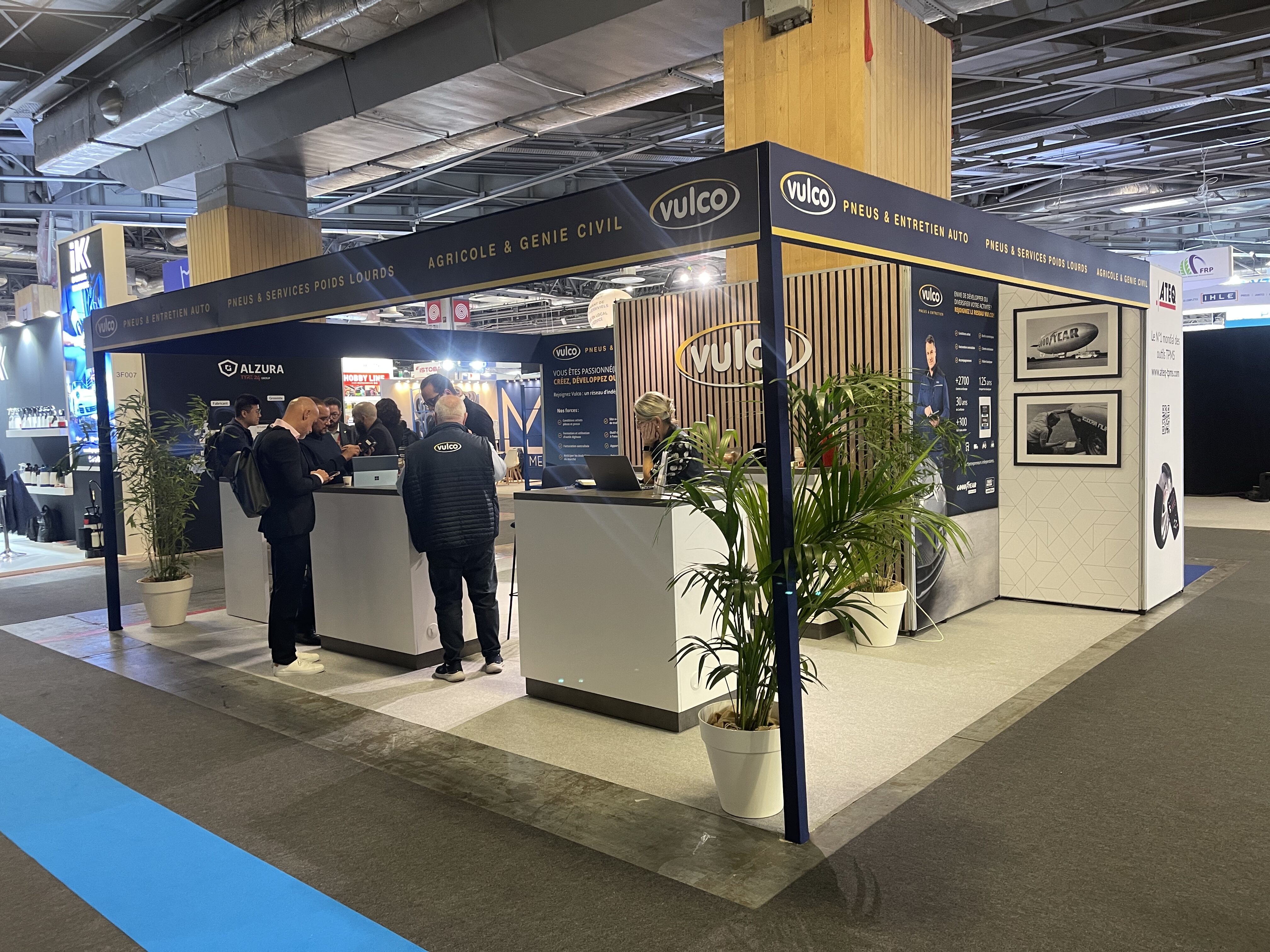 Installation générale d'EQUIP AUTO 2025 - Stand sur mesure Vulco avec cloisons Liberté