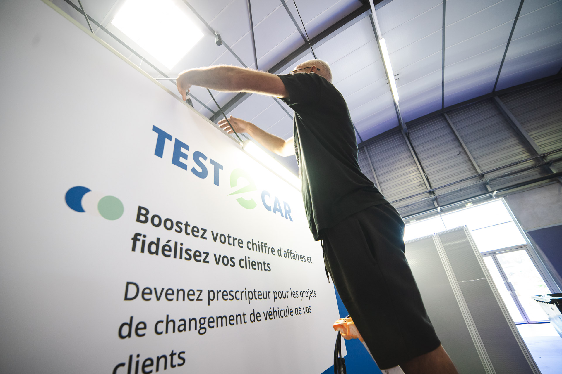 Montage salon EQUIP AUTO On Tour - Covering des cloisons Liberté pour stands personnalisés