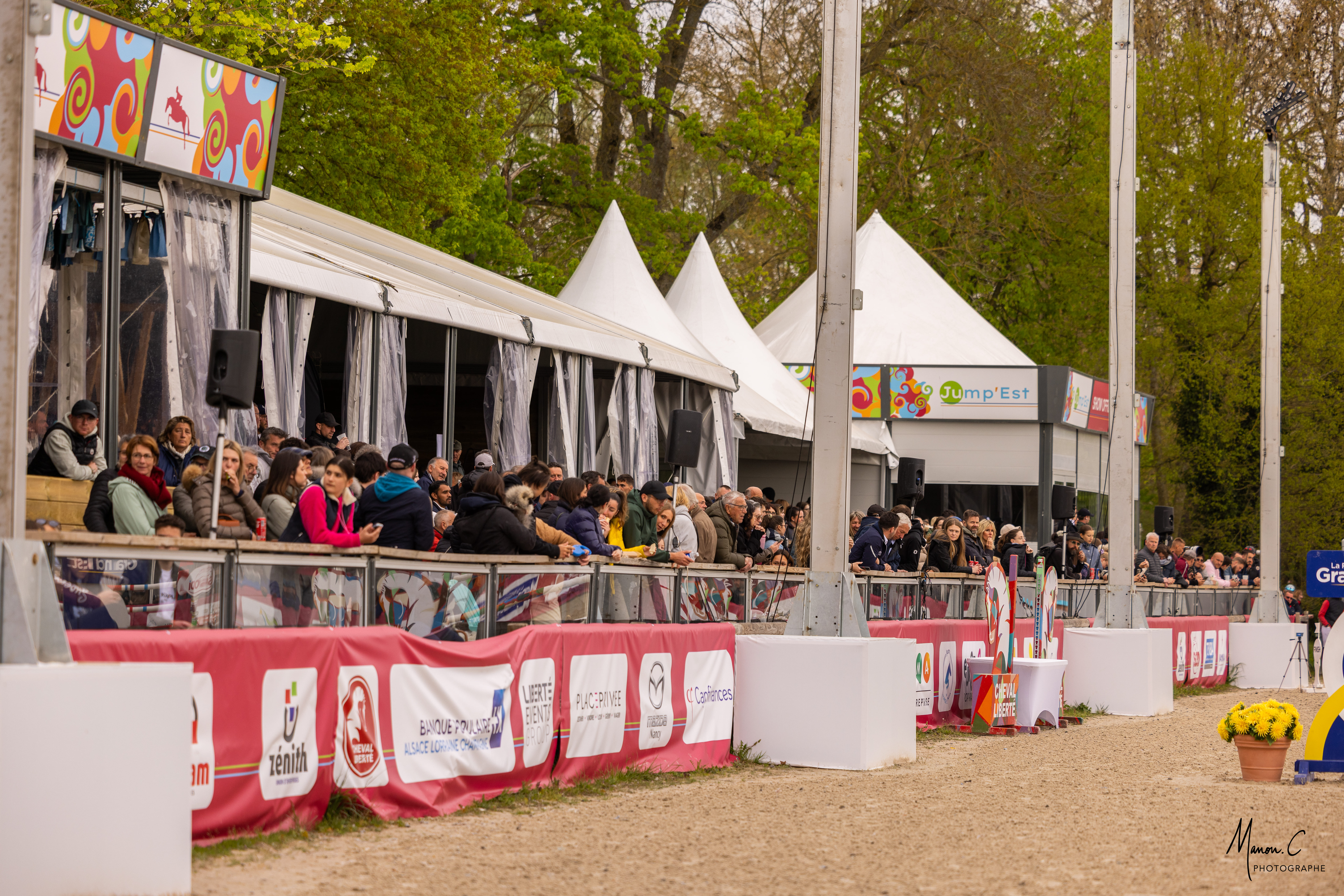 Jump'Est - Terrasses qui surplombe la piste