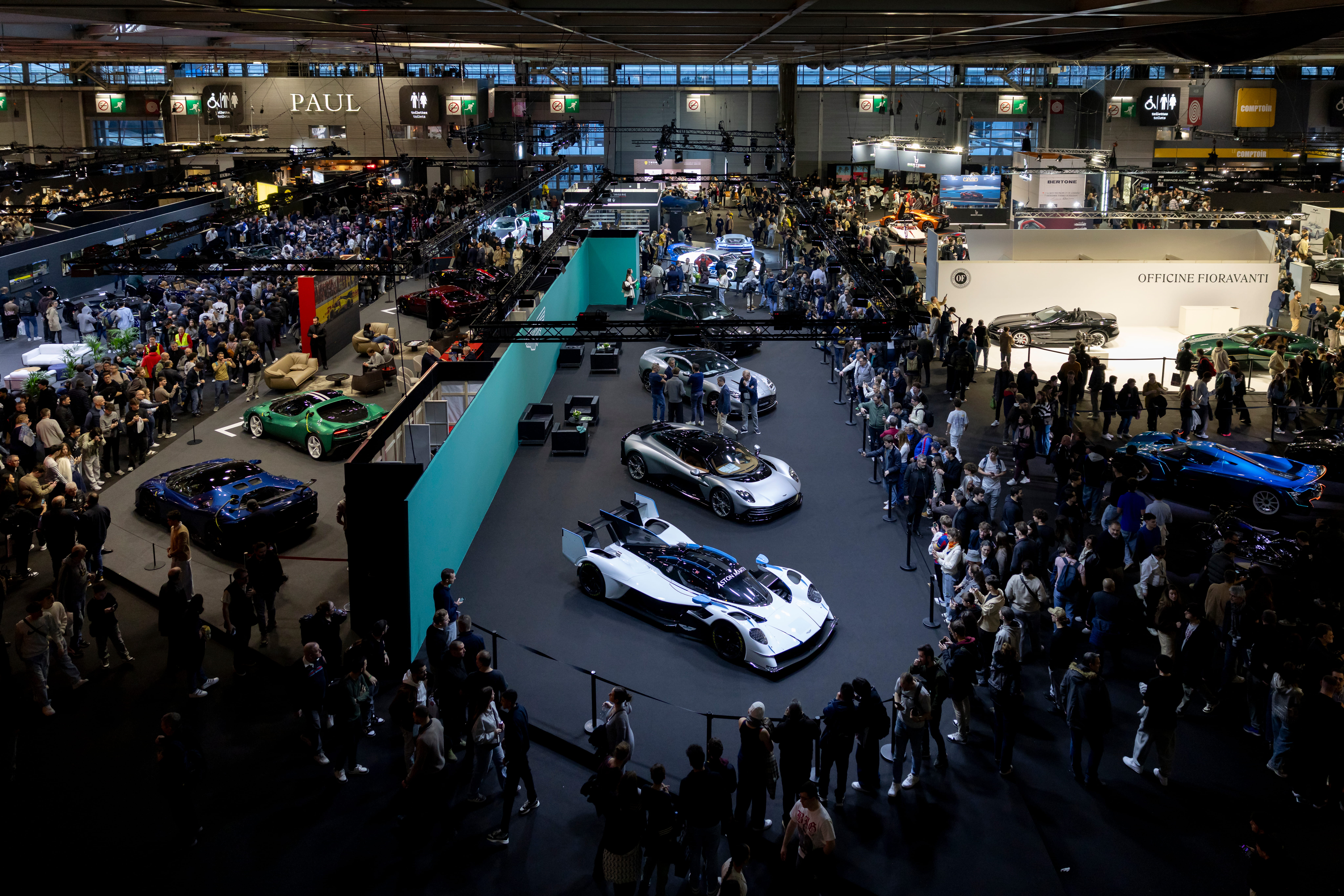 Installation générale Ultimate SuperCar Garage 2026 - Stand sur mesure Aston Martin