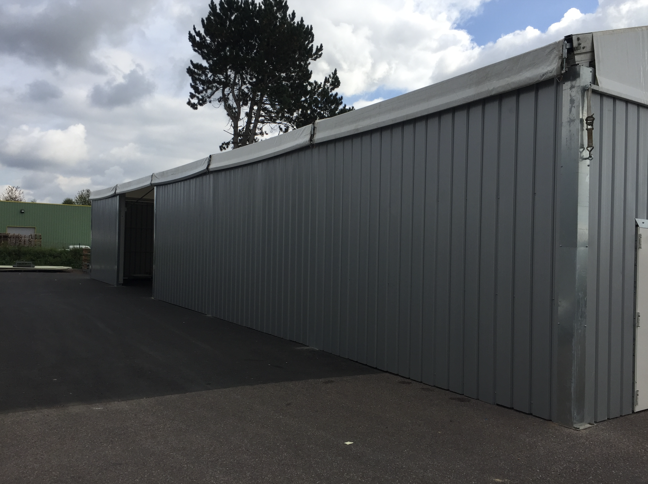 Bâtiment de stockage industriel modulaire à Lisieux avec bardage acier