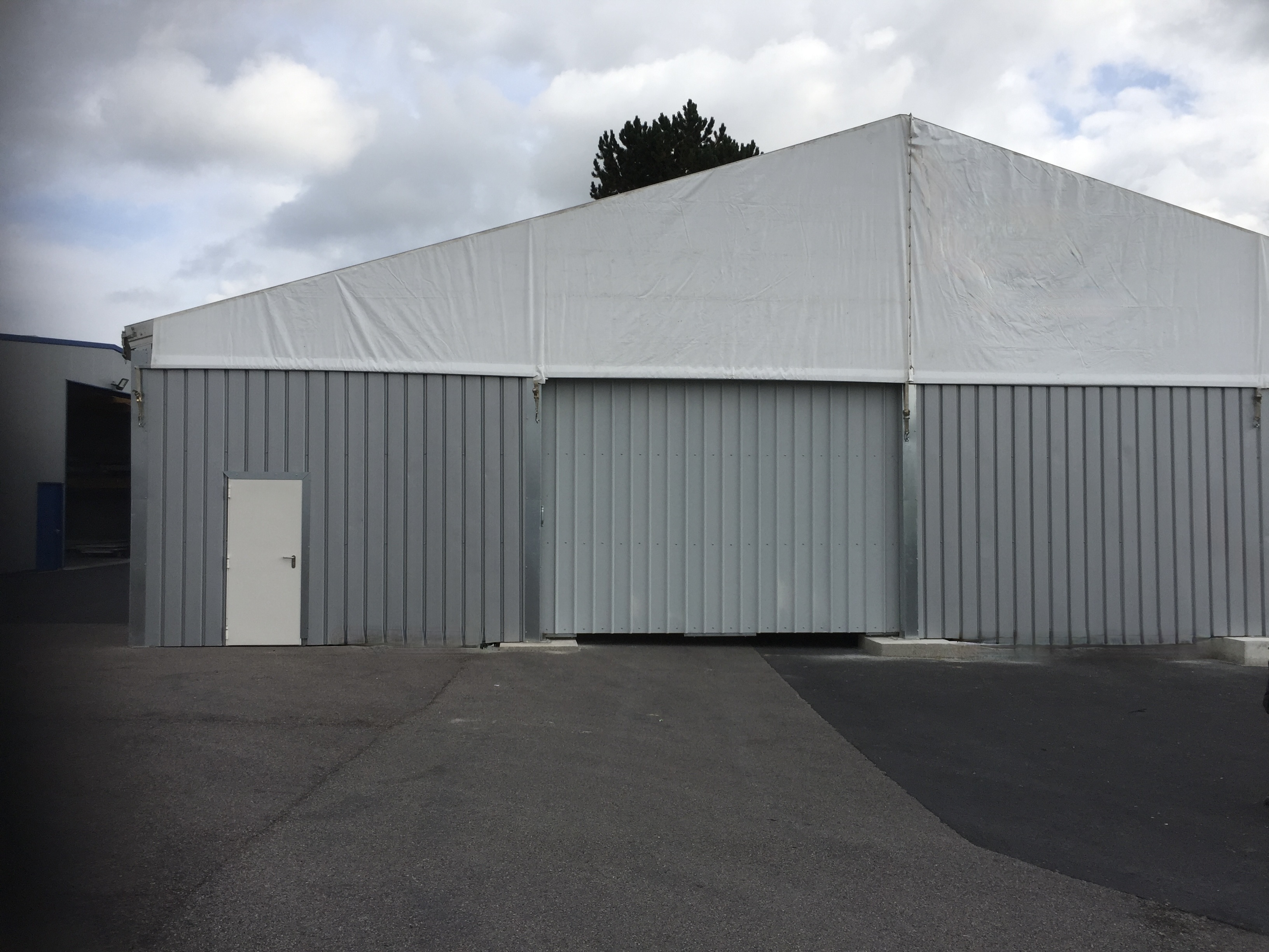Bâtiment de stockage industriel de 500 m² installé par Liberté Covers