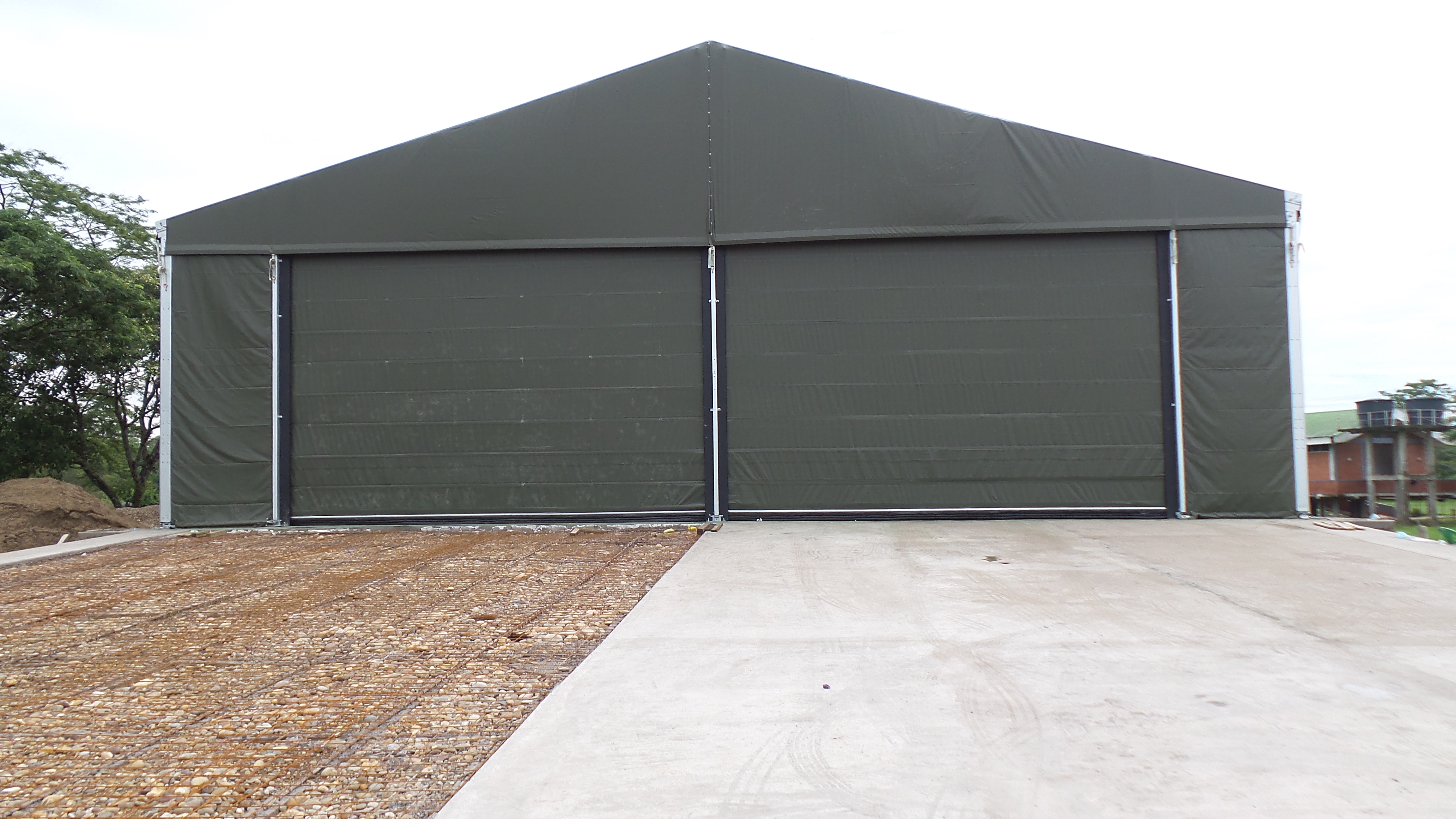 Hangar de stockage militaire avec portes grand format pour aéroglisseurs