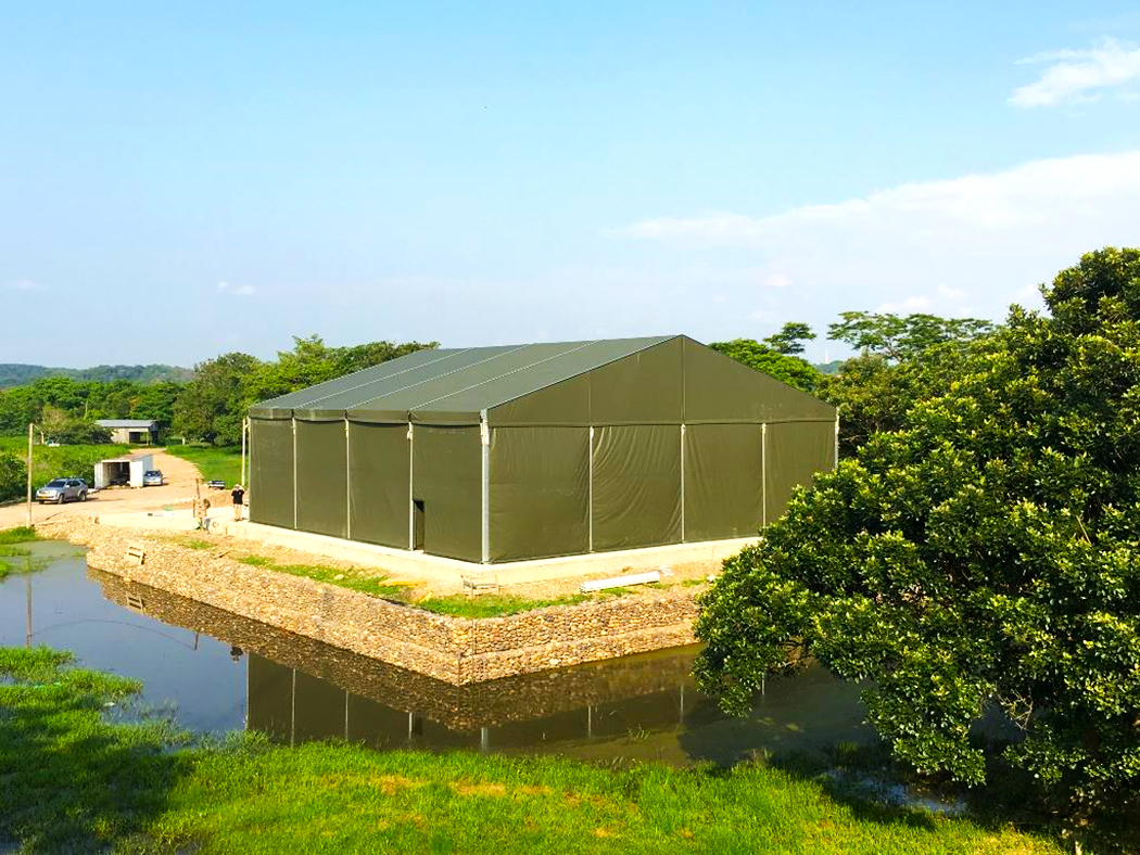 Hangar de stockage militaire démontable implanté en zone tropicale