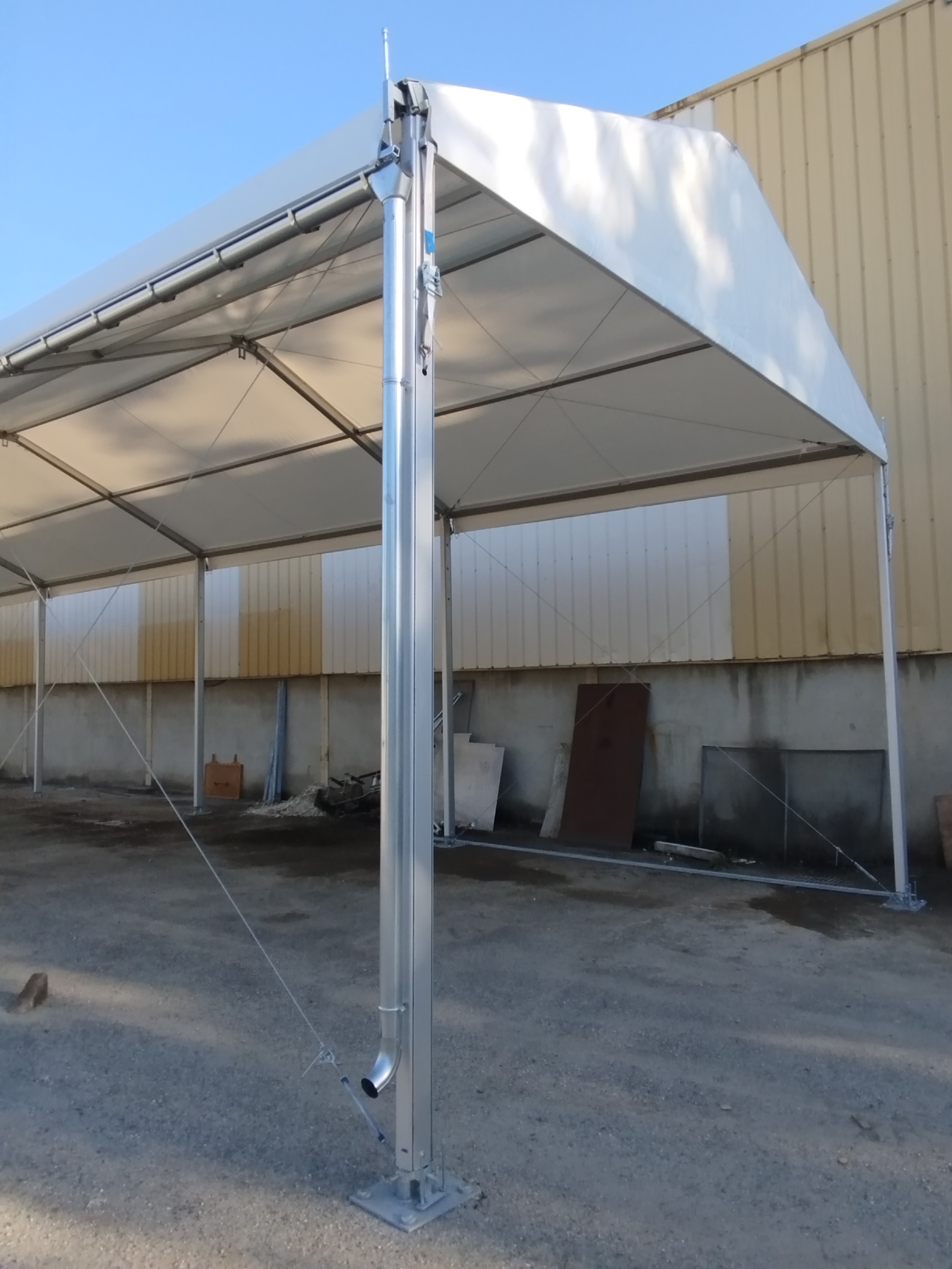 Fixation au sol par pieux d'ancrage sur bitume pour structure industrielle sans fondation