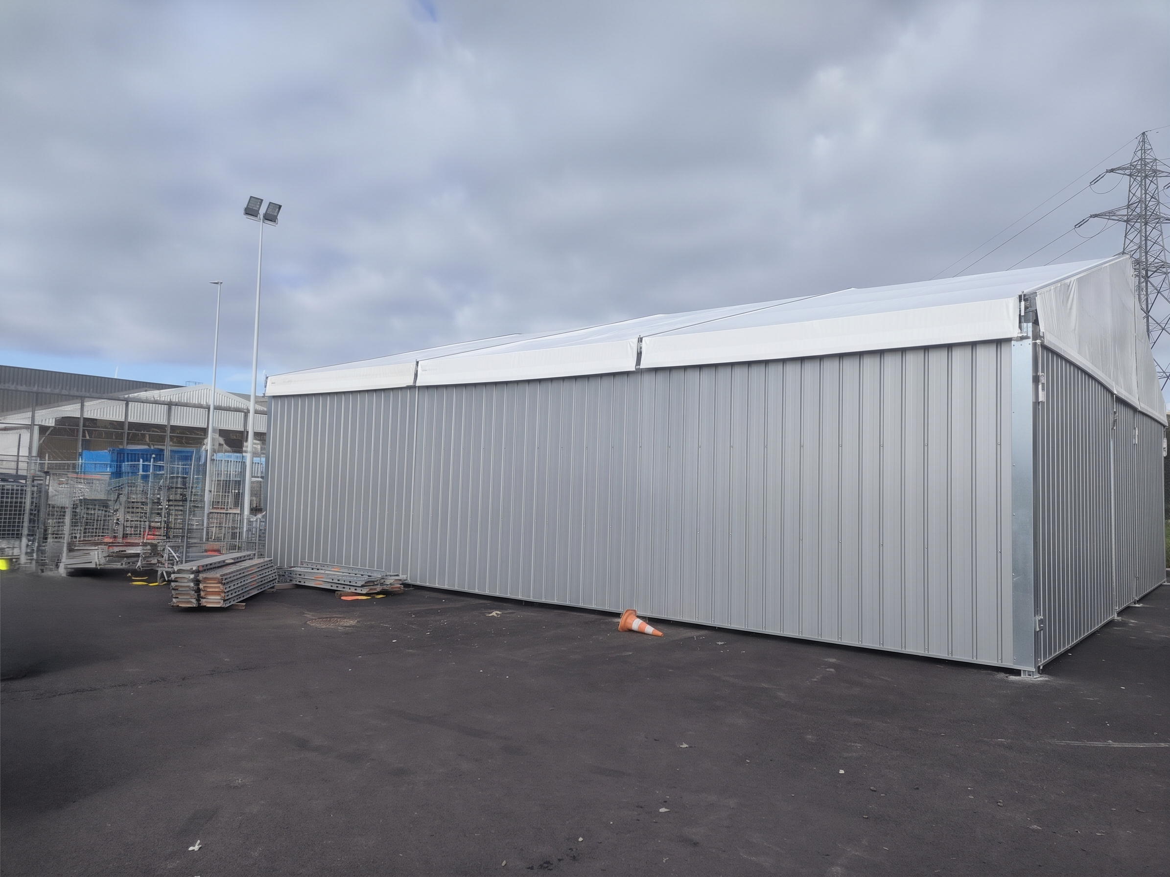 vue latérale structure de stockage bardé